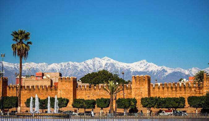 Marrakech — remparts et Atlas